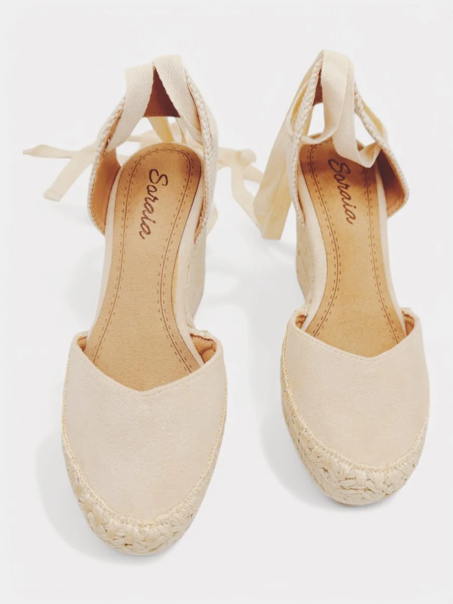 Cuñas de Esparto Atada en Pierna Cles Beige