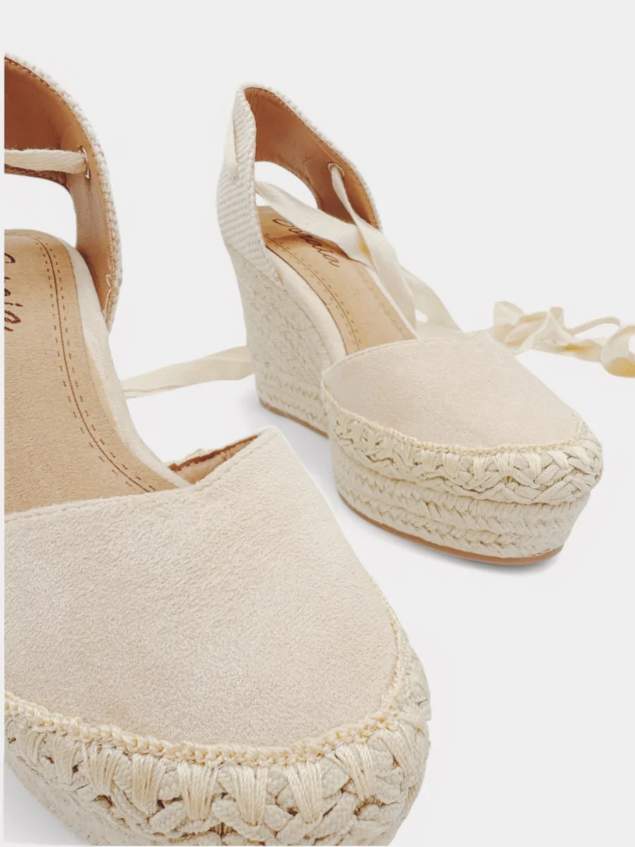 Cuñas de Esparto Atada en Pierna Cles Beige