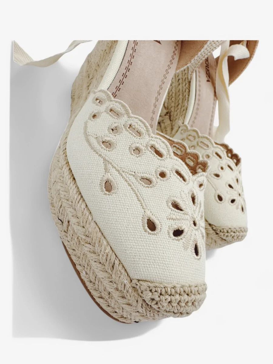 Sandalias Alta con Detalles Bordados Apriana Beige