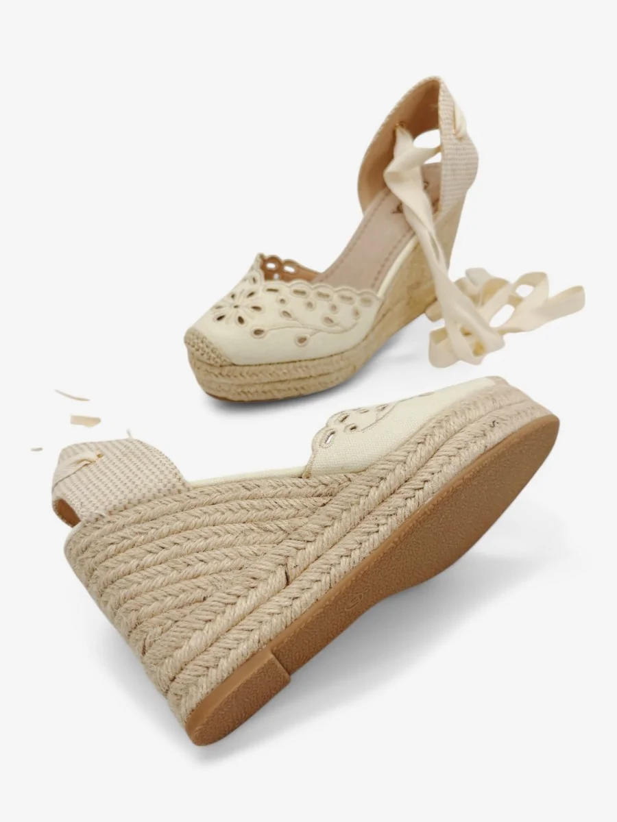 Sandalias Alta con Detalles Bordados Apriana Beige