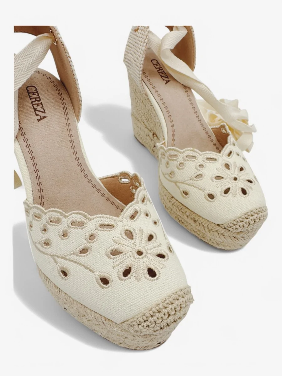 Sandalias Alta con Detalles Bordados Apriana Beige