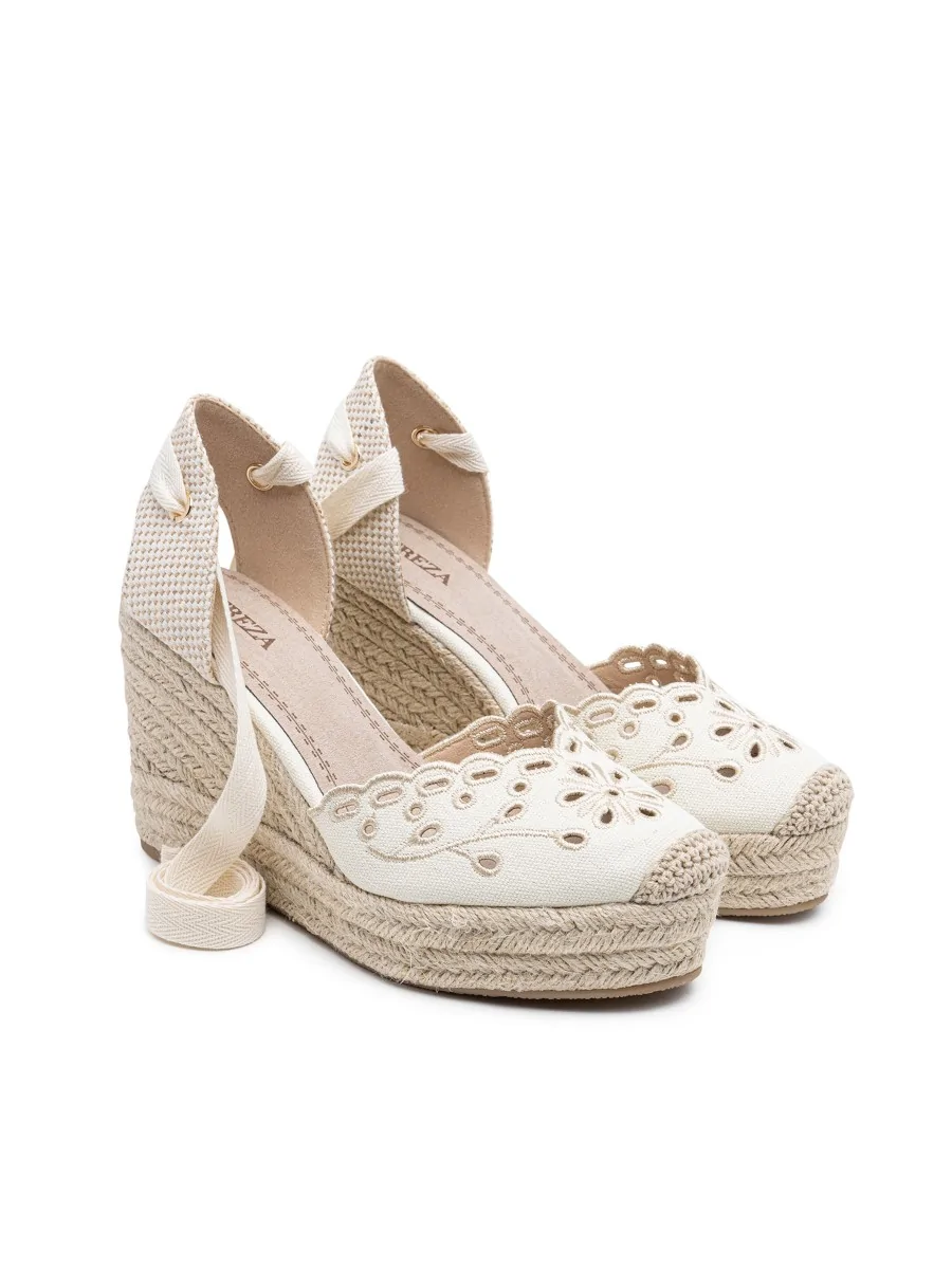 Sandalias Alta con Detalles Bordados Apriana Beige