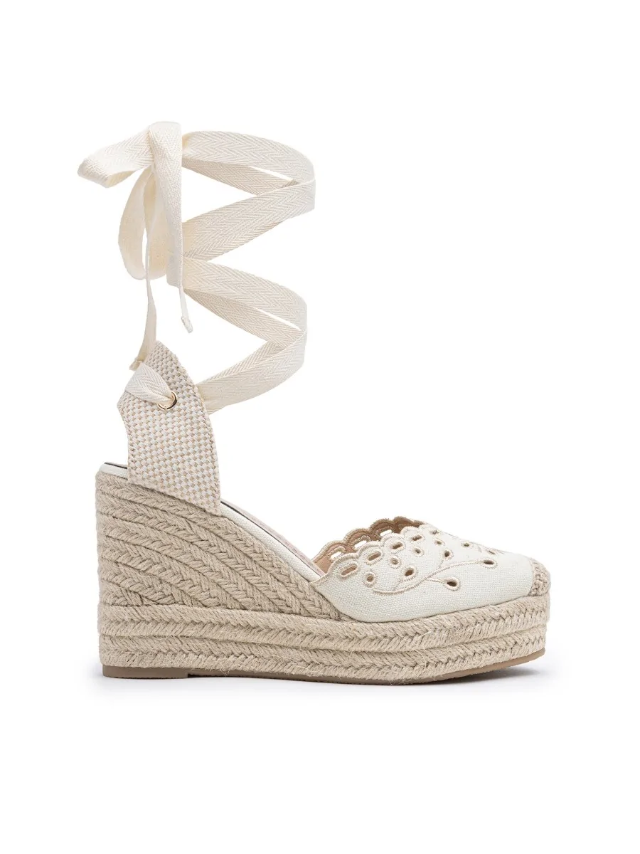 Sandalias Alta con Detalles Bordados Apriana Beige