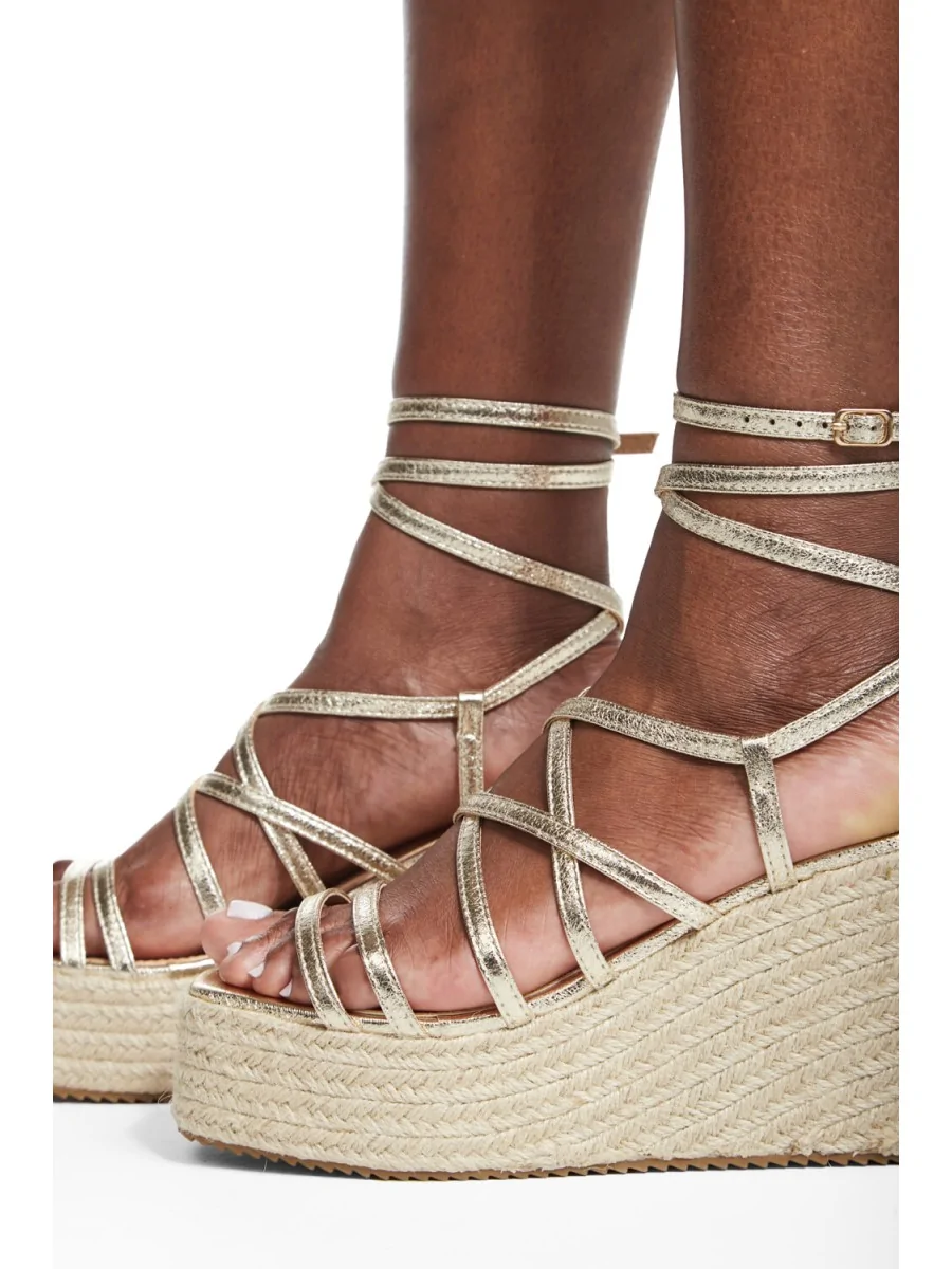 Sandalias con Tiras y Atadas a la Pierna Casina Gold