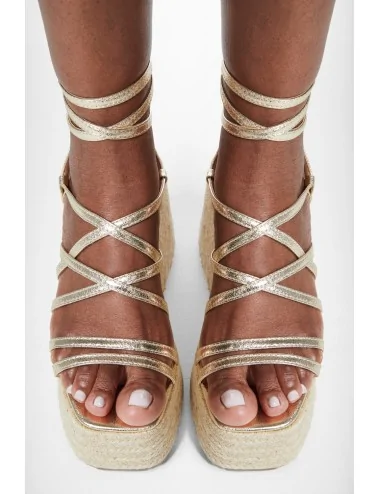 Sandalias con Tiras y Atadas a la Pierna Casina Gold