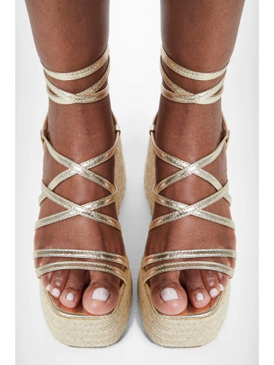 Sandalias con Tiras y Atadas a la Pierna Casina Gold