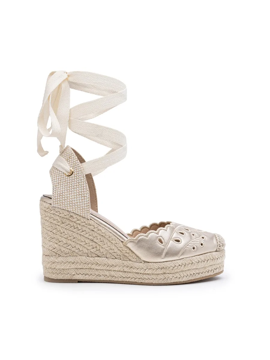 Sandalias Alta con Detalles Bordados Apriana Gold