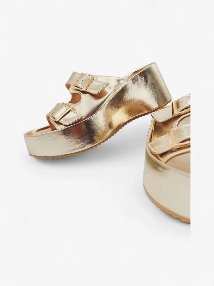 Sandalias Con Plataforma y Hebilla Vicari Gold