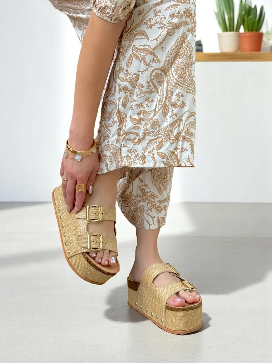 Sandalias con Plataforma y Detalles Dorados Valmir Beige