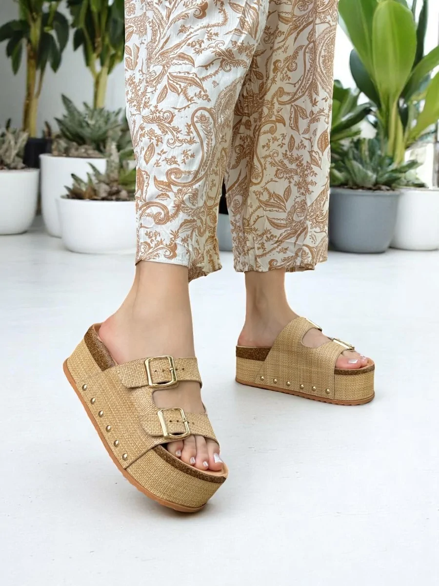 Sandalias con Plataforma y Detalles Dorados Valmir Beige