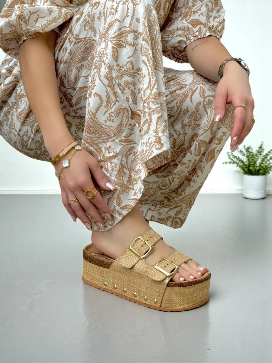 Sandalias con Plataforma y Detalles Dorados Valmir Beige