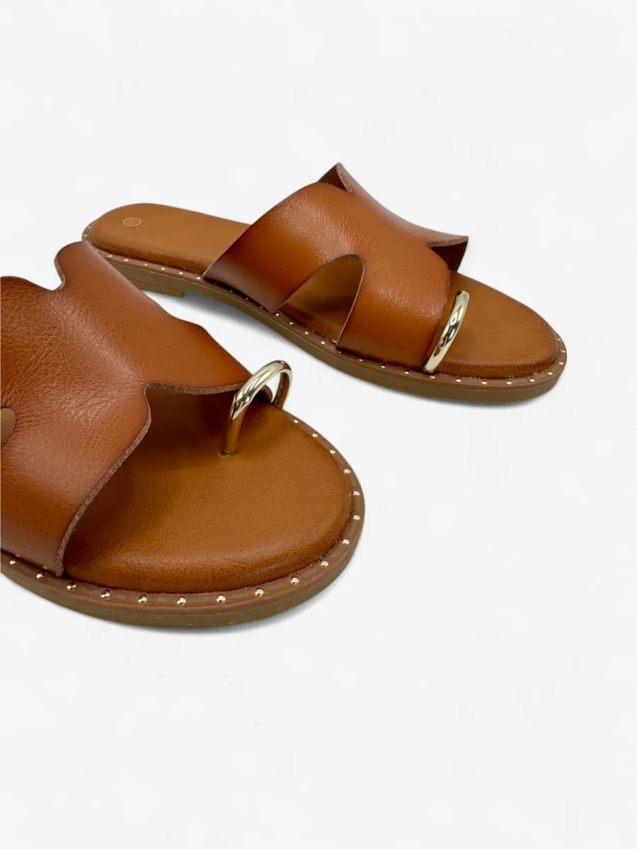 Sandalias Planas con anillo al dedo Atri Camel