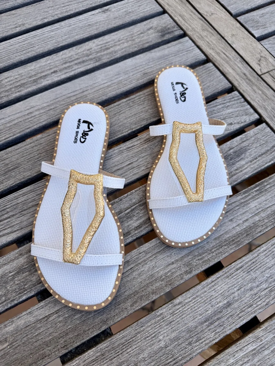 Sandalias Planas con Detalle Dorado Marsia White