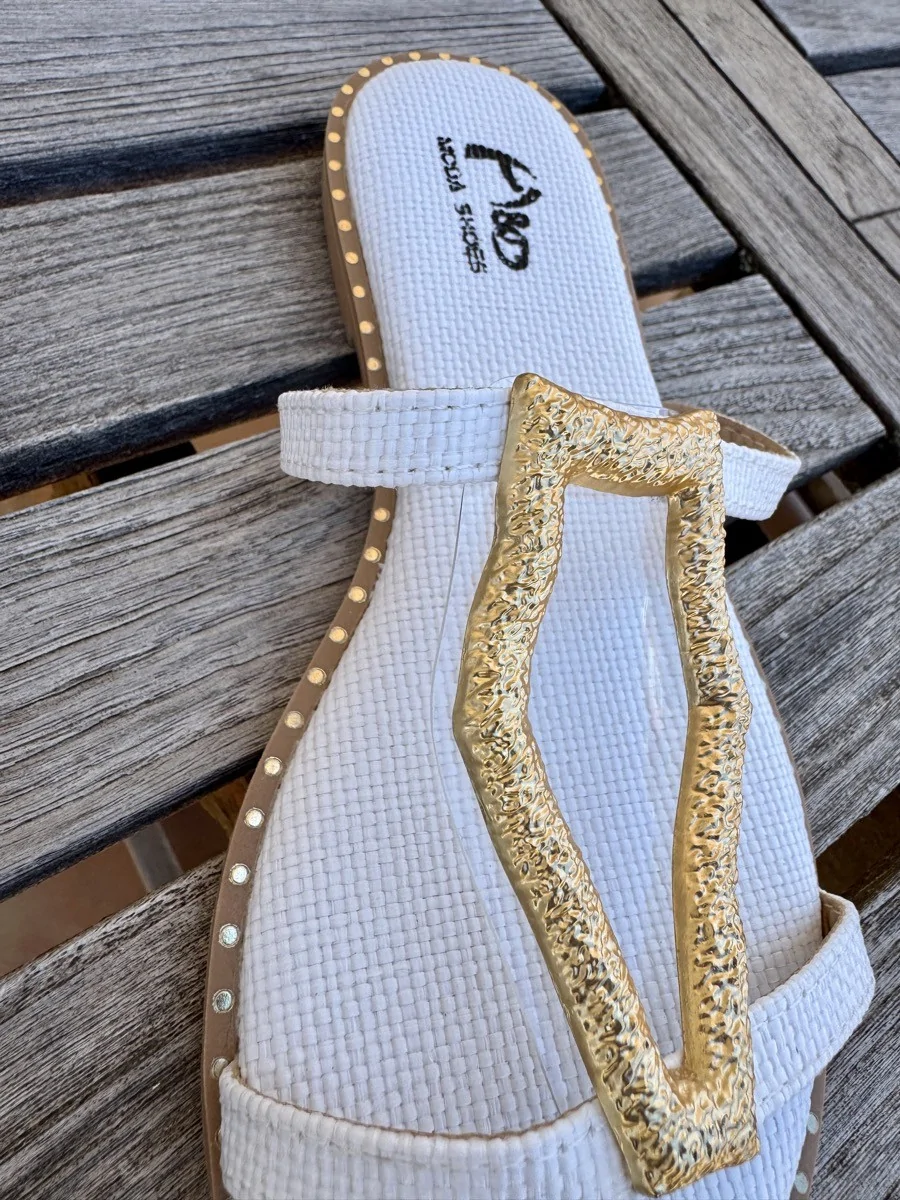 Sandalias Planas con Detalle Dorado Marsia White