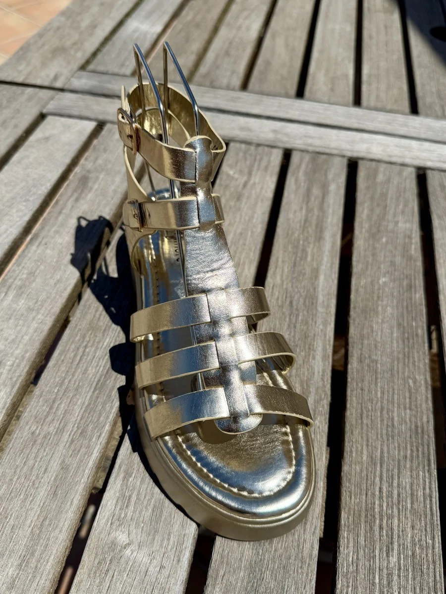 Sandalias con Pulsera y Plataforma Viadana Gold