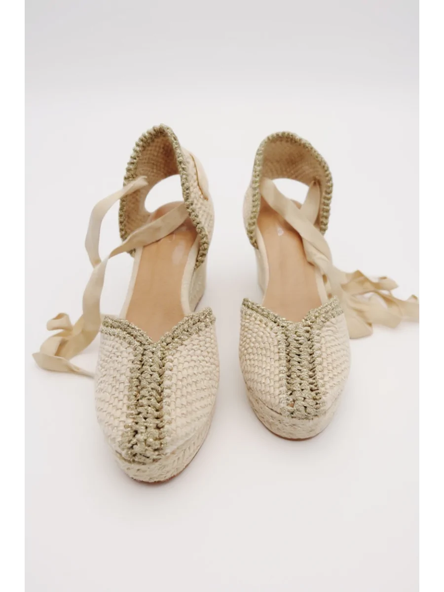 Sandalias con Detalles Dorados Atadas a la Pierna Fosini Beige