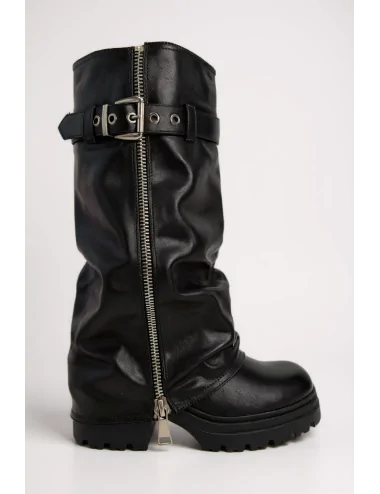 Bota con plataforma y punta...