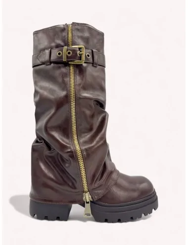 Bota con plataforma y punta...