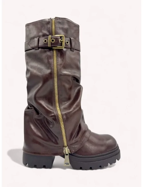 Bota con plataforma y punta...