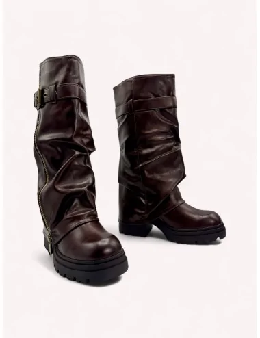 Bota con plataforma y punta...
