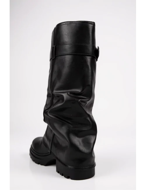 Bota con plataforma y punta...