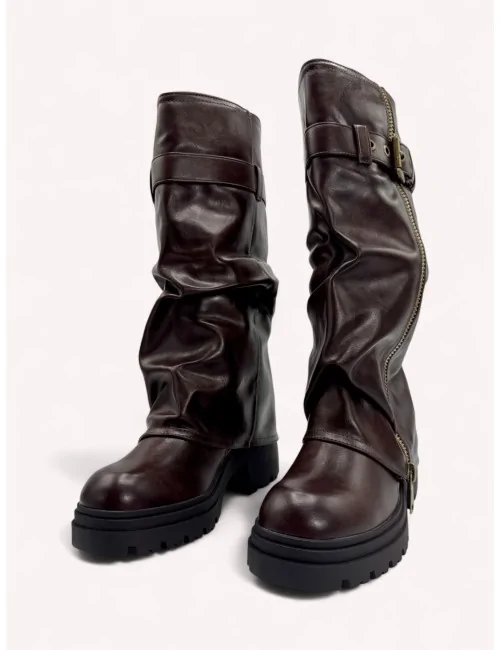 Bota con plataforma y punta...