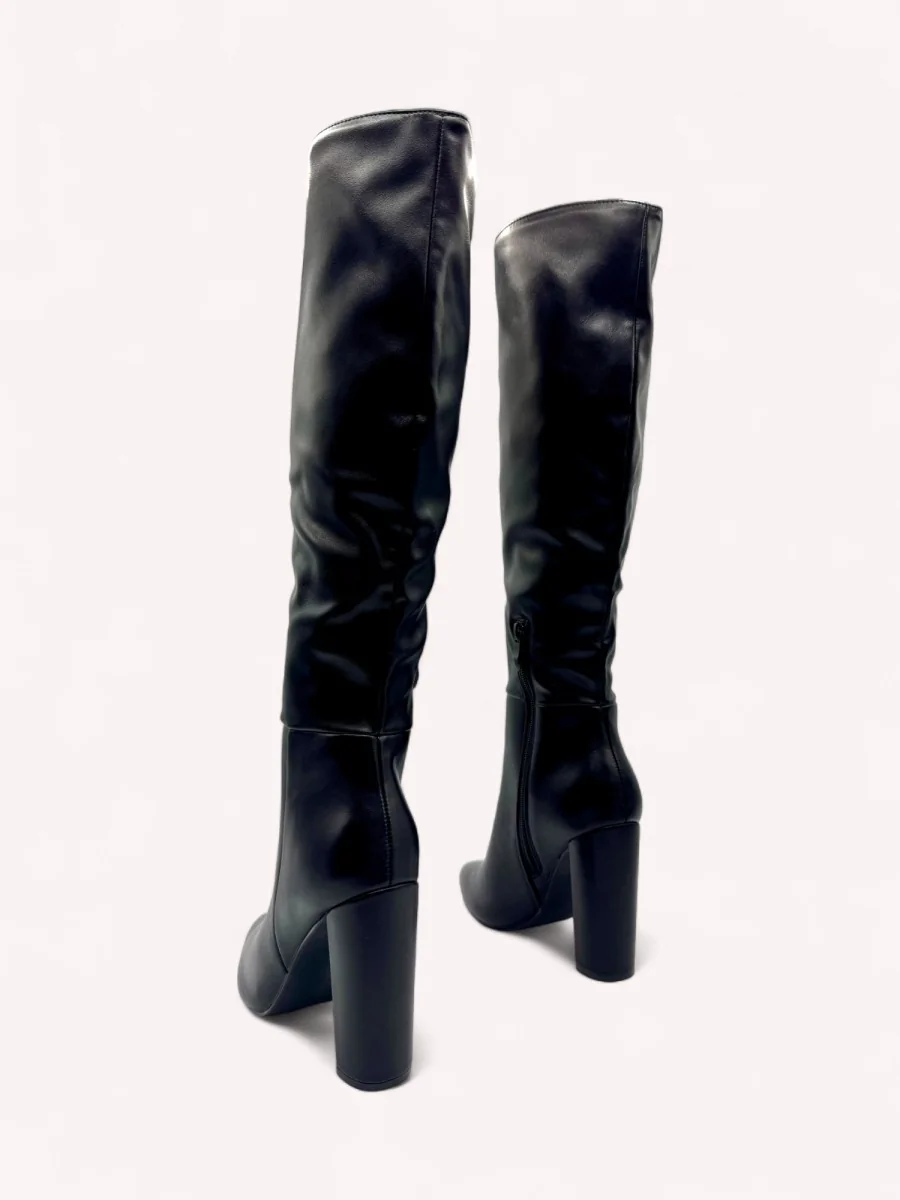 Bota con tacon y punta fina Carpi Noir