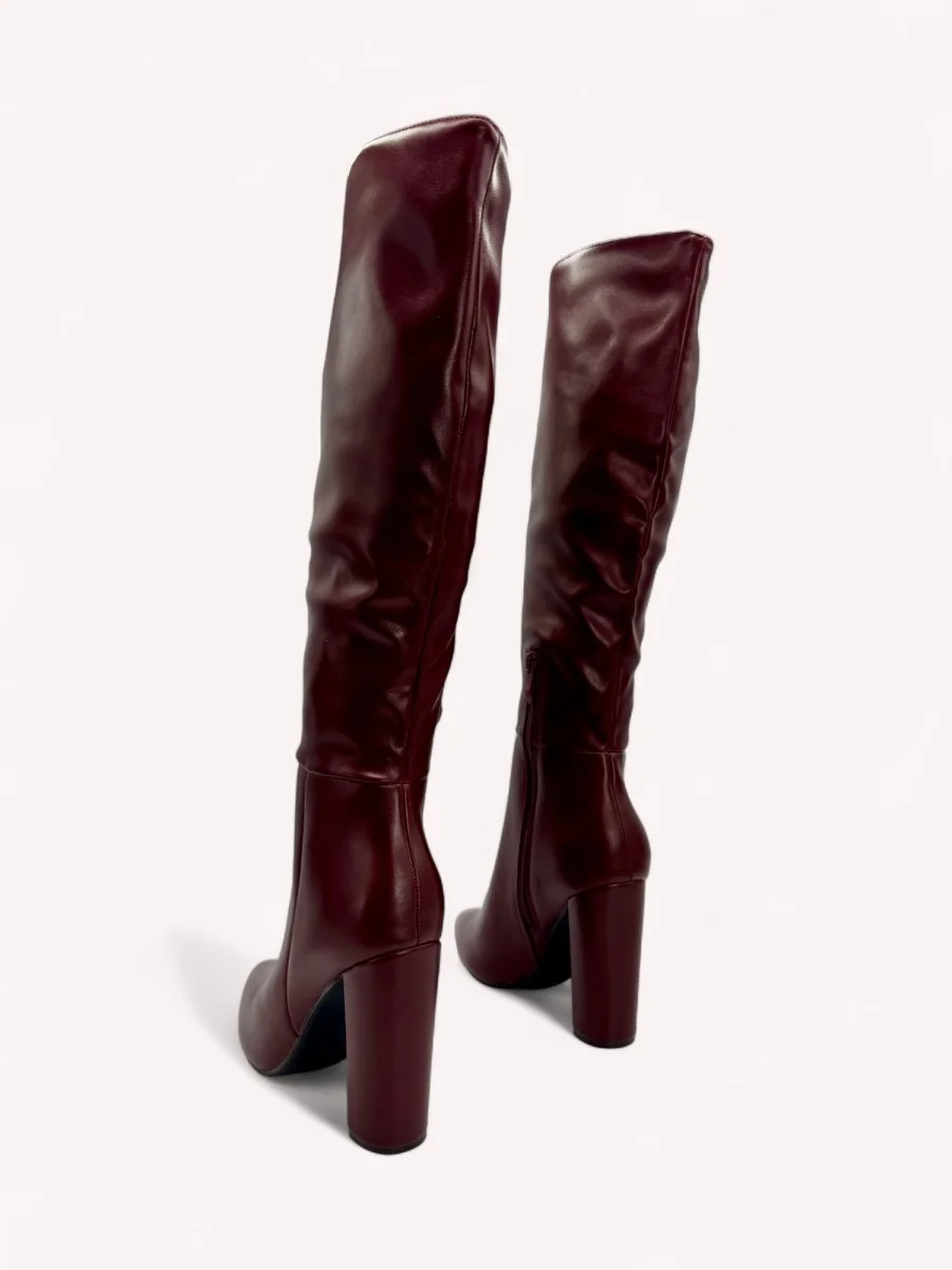 Bota con tacon y punta fina Carpi Tinto