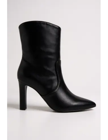 Botas con tacon y punta...