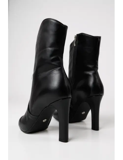 Botas con tacon y punta...