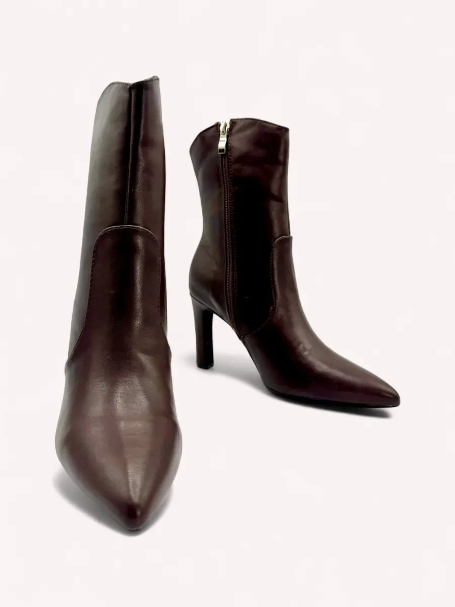 Botas con tacon y punta fina Merli Brown