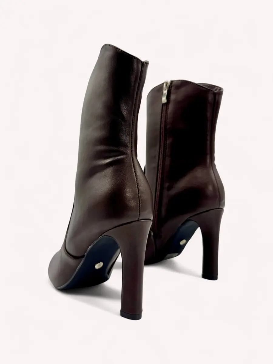 Botas con tacon y punta fina Merli Brown