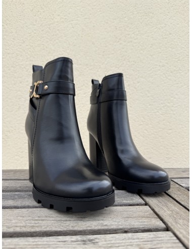 Botines con tacon y adorno dorado Irma Noir