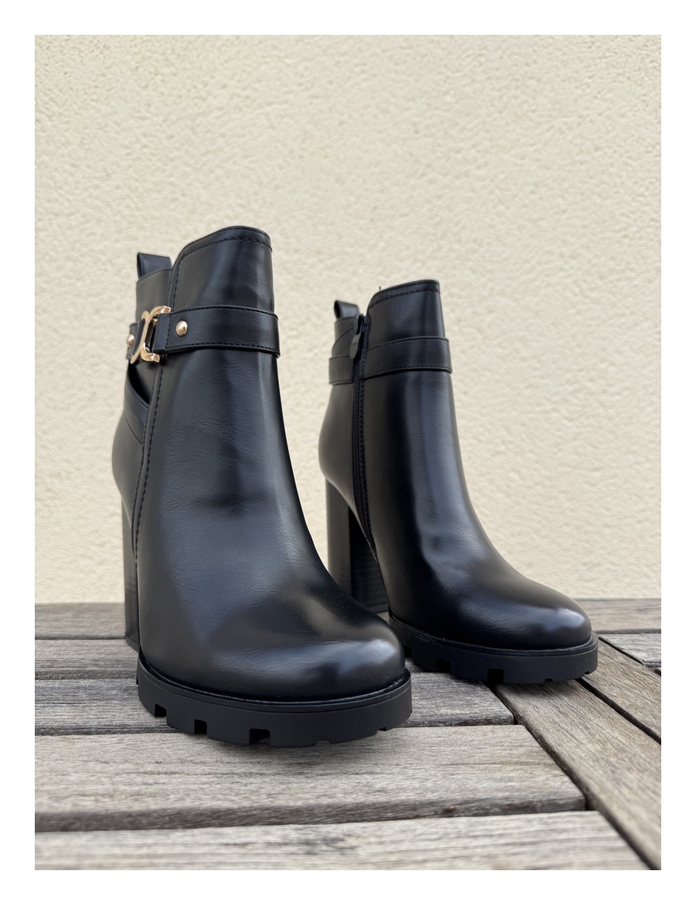 Botines con tacon y adorno dorado Irma Noir