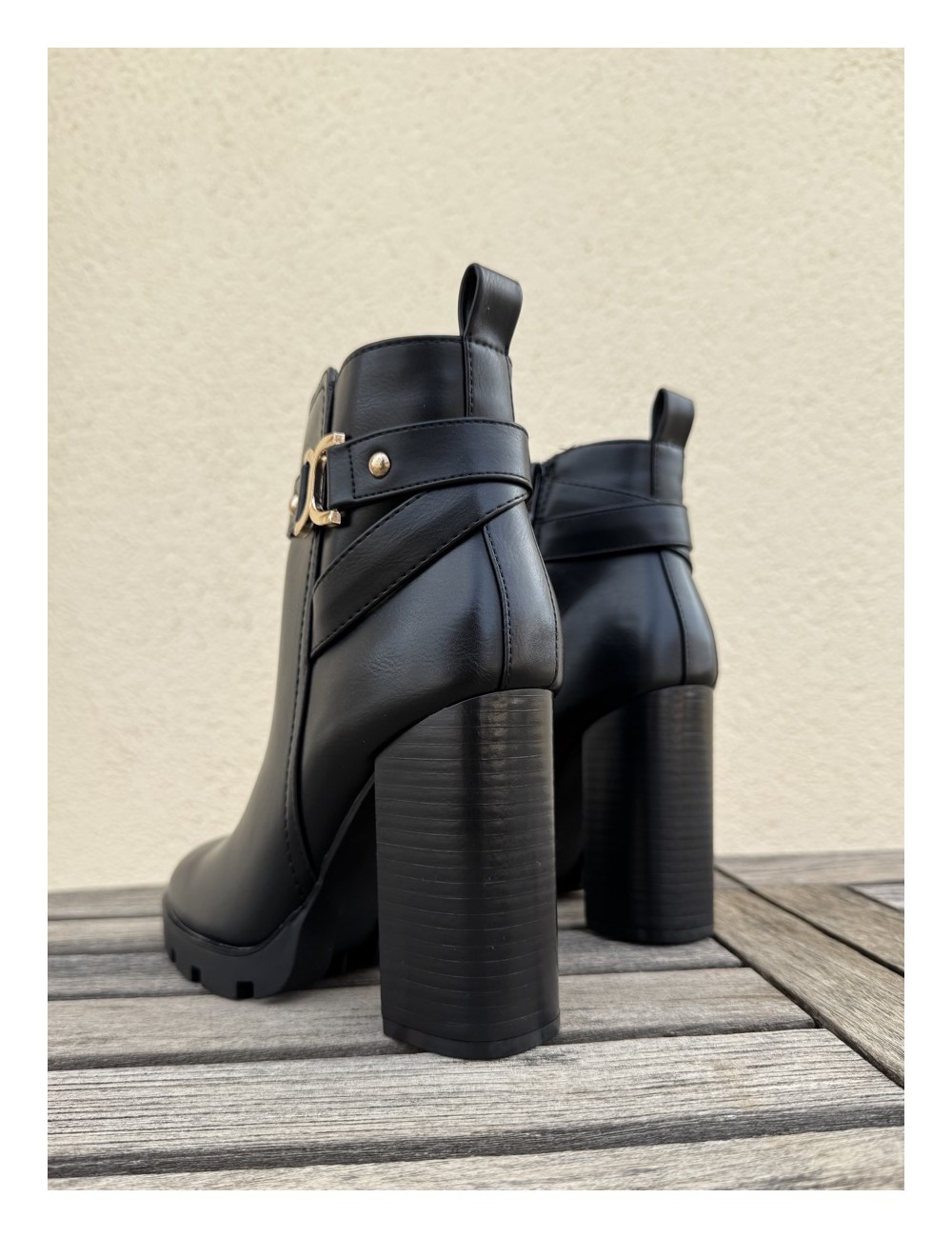 Botines con tacon y adorno dorado Irma Noir