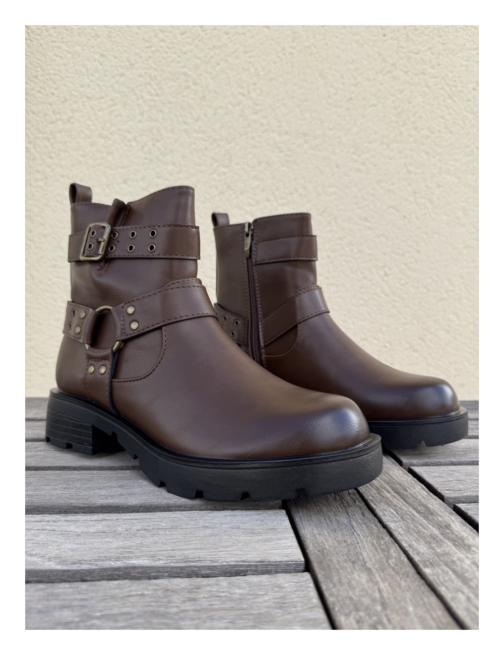 Botas con hebillas y tachuelas Luzza Brown