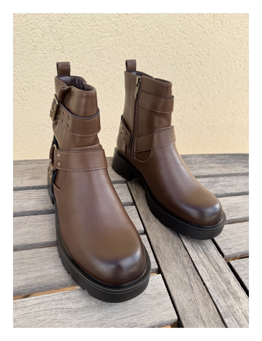 Botas con hebillas y tachuelas Luzza Brown