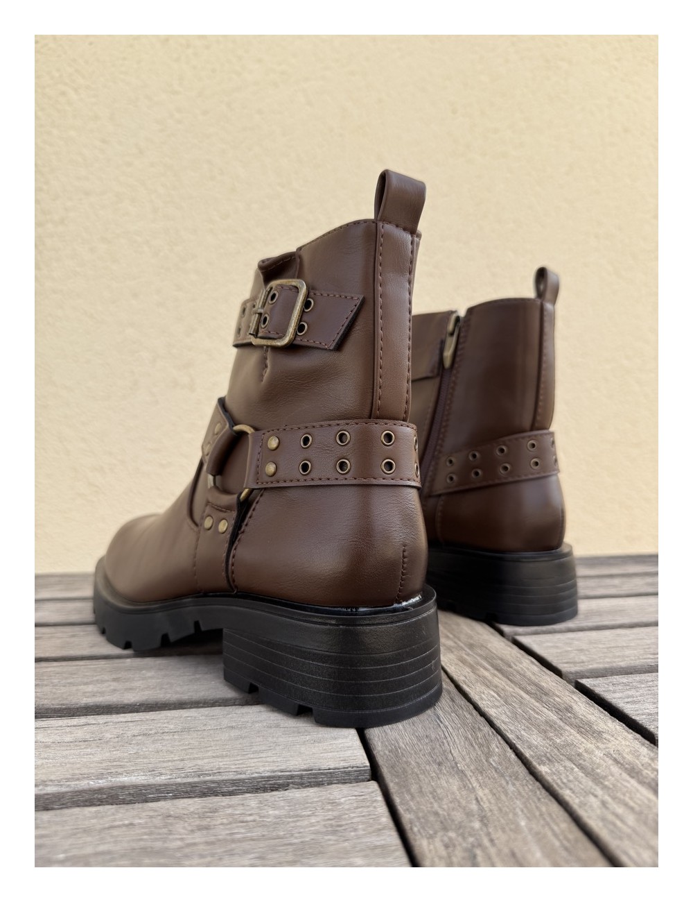 Botas con hebillas y tachuelas Luzza Brown