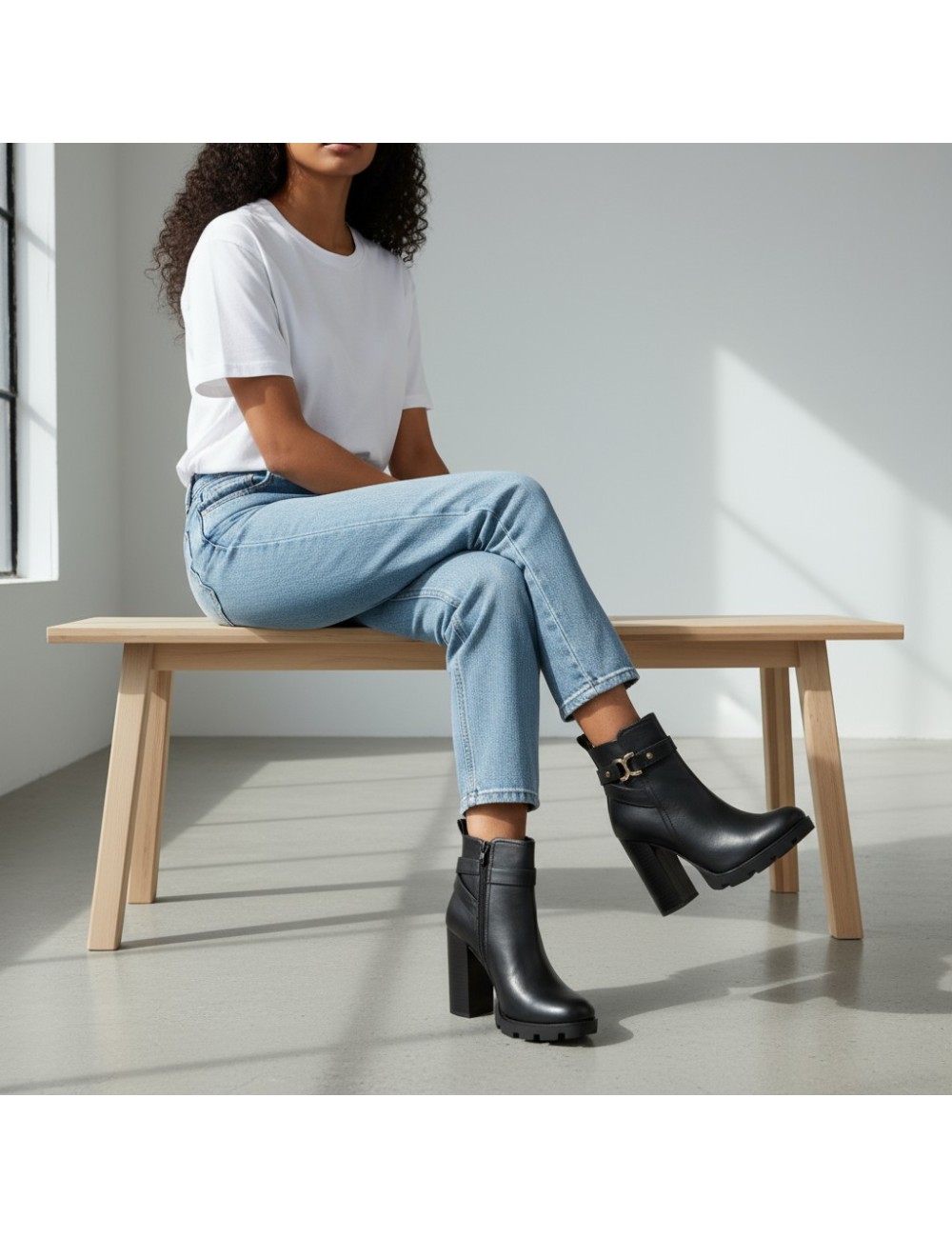 Botines con tacon y adorno dorado Irma Noir