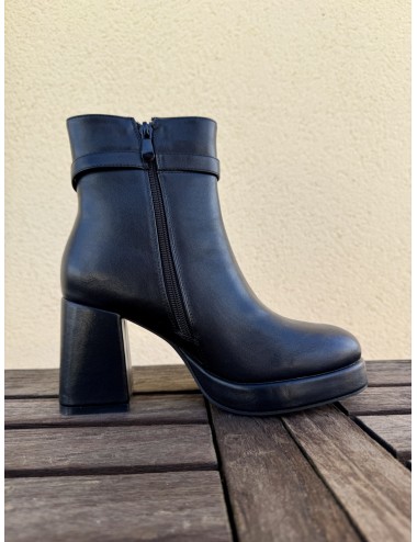 Botines con tacon y broche dorado Forli Noir