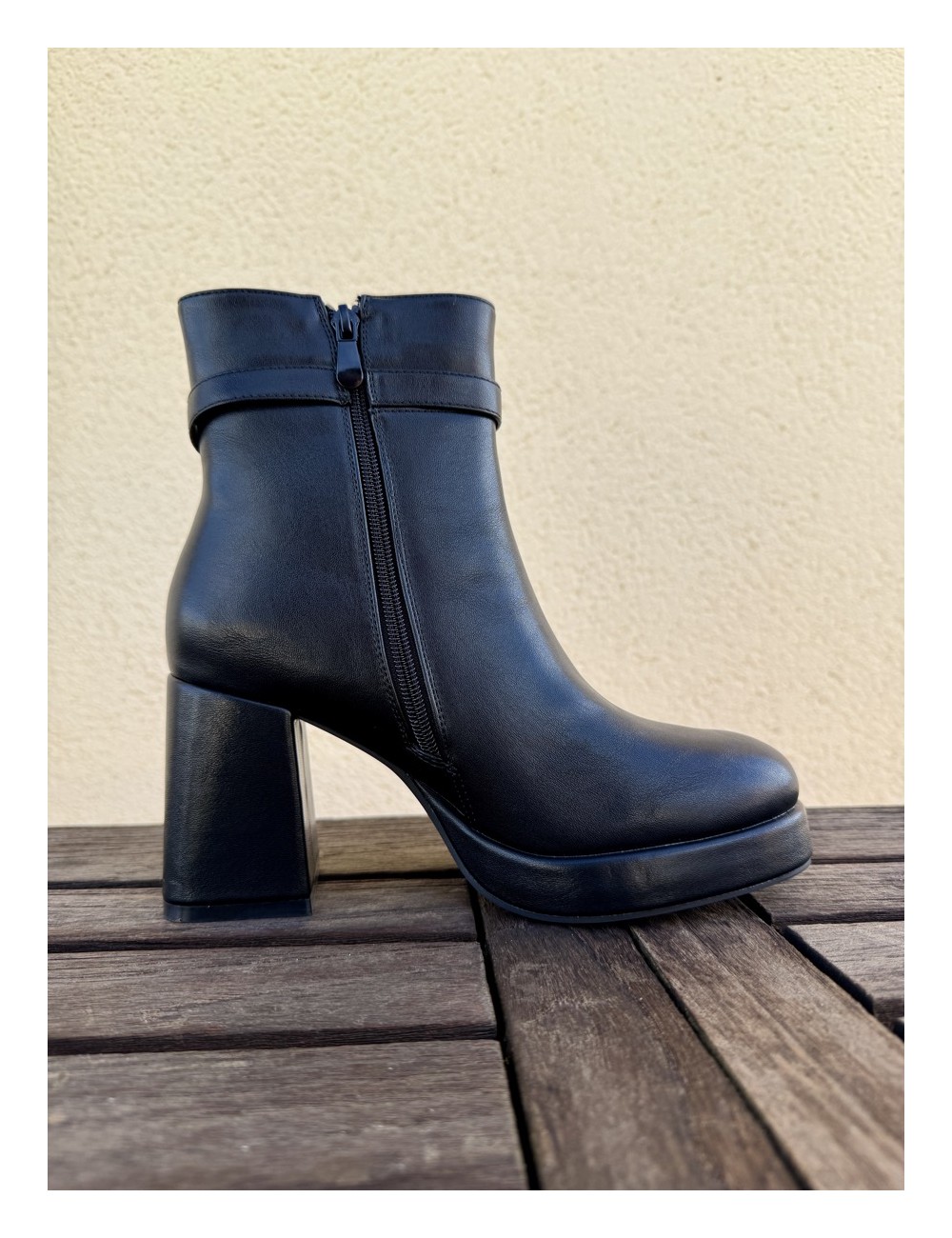 Botines con tacon y broche dorado Forli Noir