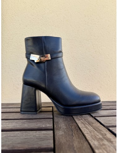 Botines con tacon y broche dorado Forli Noir