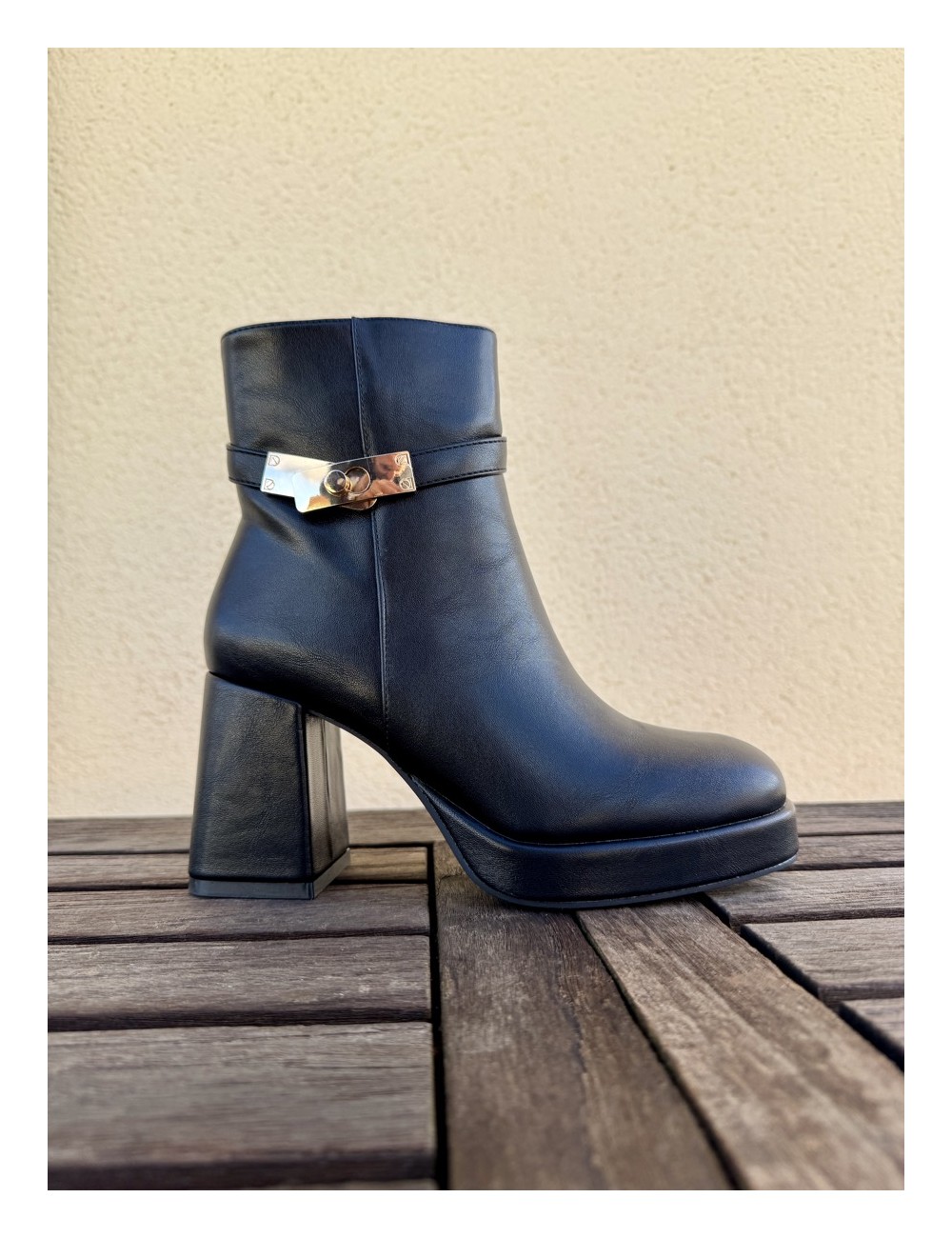 Botines con tacon y broche dorado Forli Noir