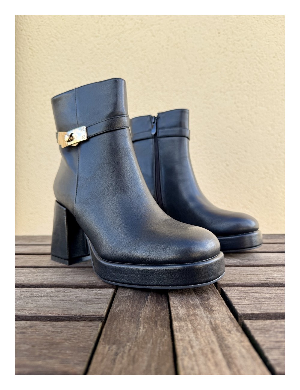 Botines con tacon y broche dorado Forli Noir