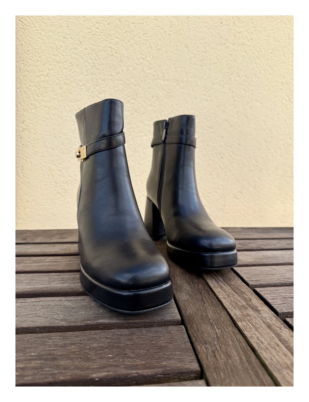 Botines con tacon y broche dorado Forli Noir