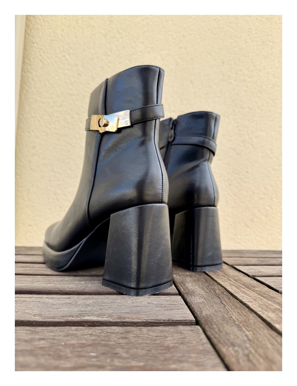 Botines con tacon y broche dorado Forli Noir