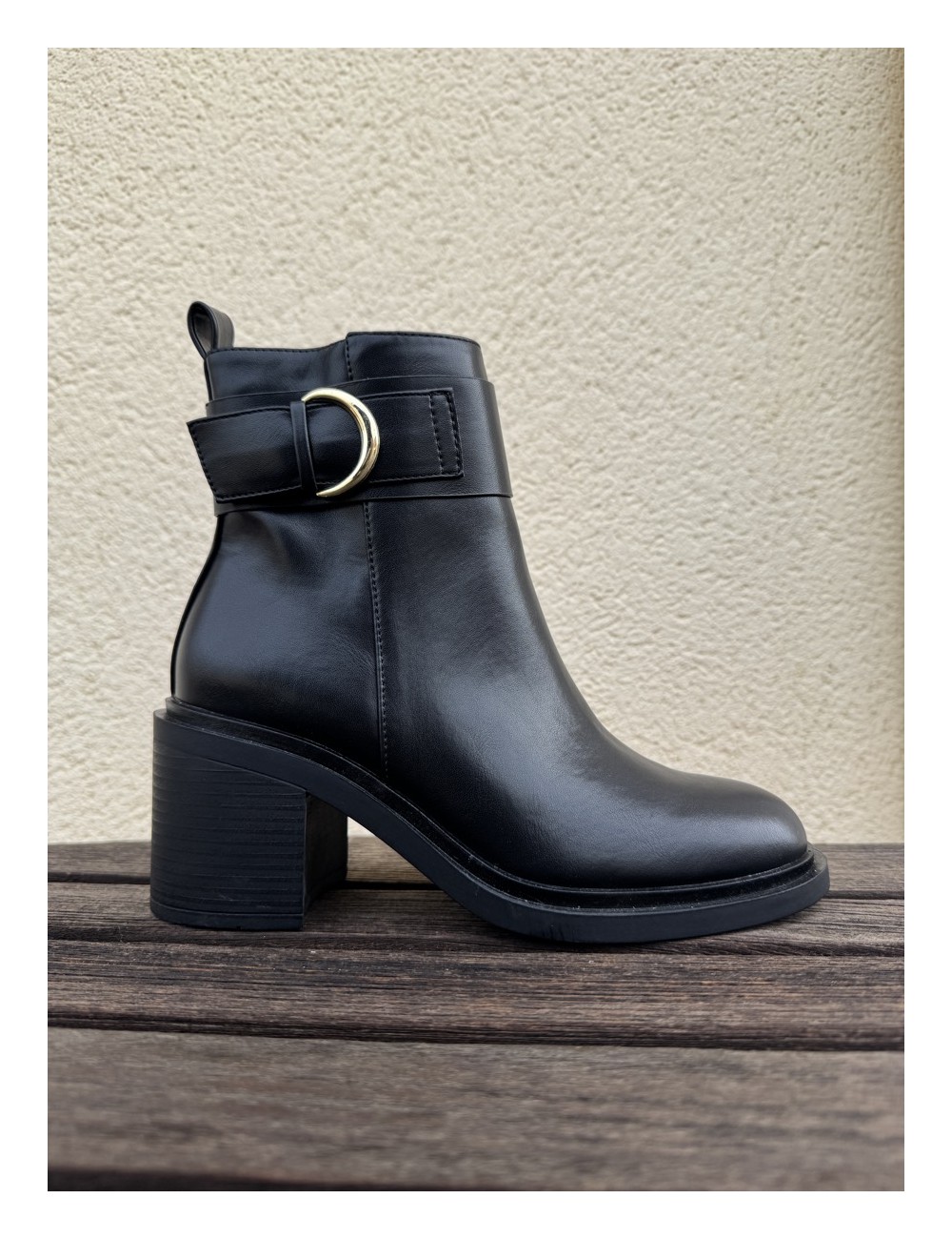 Botas con tacon grueso y detalle dorado Genova Noir