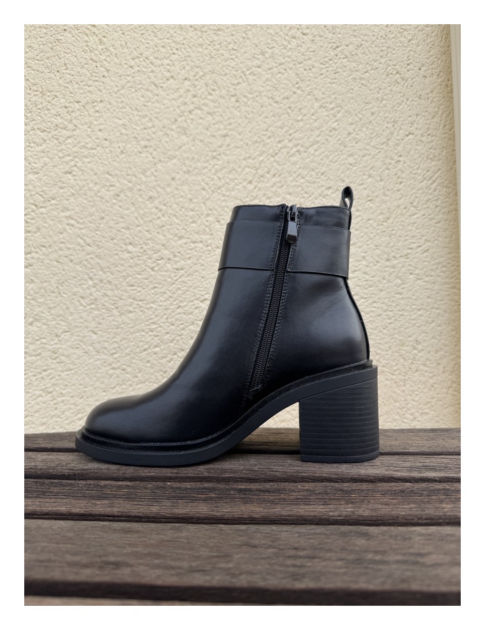 Botas con tacon grueso y detalle dorado Genova Noir