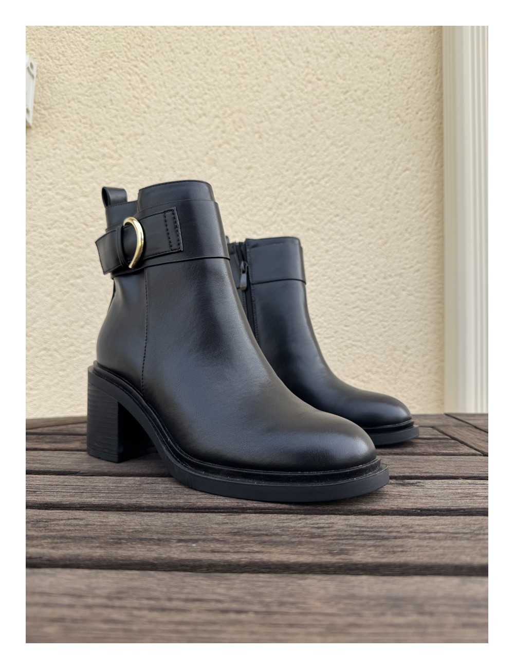 Botas con tacon grueso y detalle dorado Genova Noir