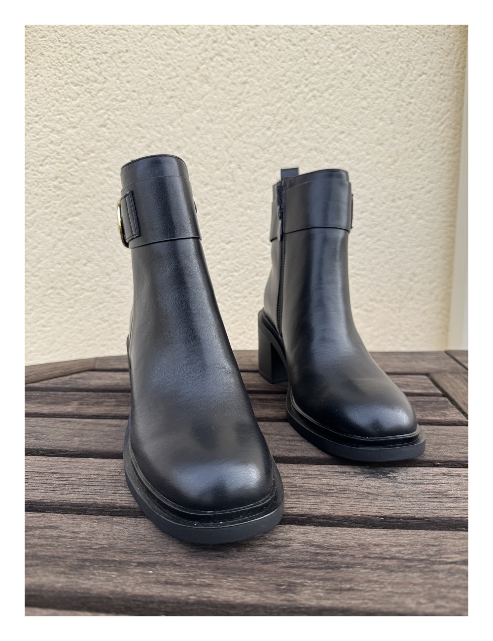 Botas con tacon grueso y detalle dorado Genova Noir